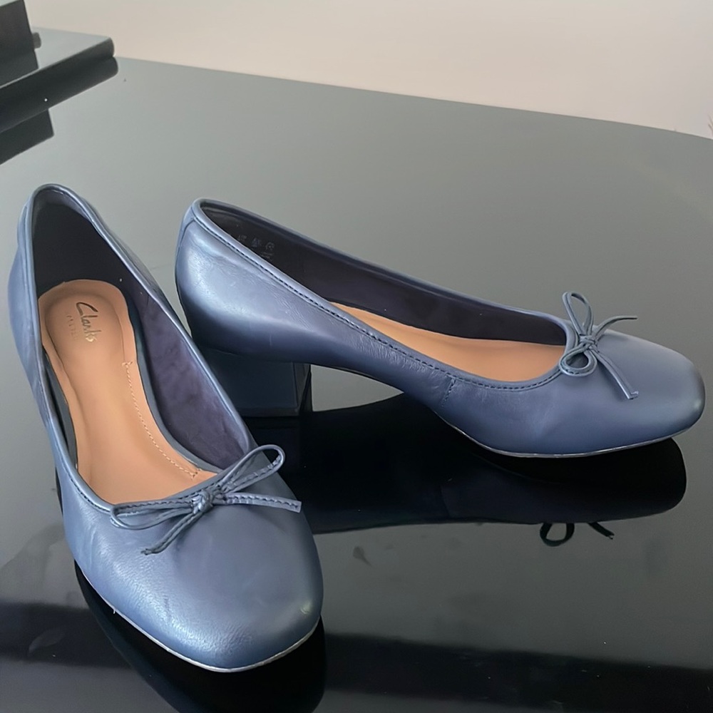 Clarks Artisan Cala Lucky Navy Leather Womens 8.5 2” Heel
